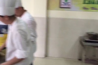 Trẻ học kỹ năng nấu ăn vào dịp hè