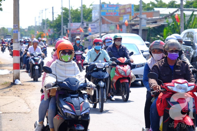 Bình Dương: Bố mẹ ẵm con, tay xách nách mang trở lại thành phố làm việc giữa trời nắng gắt, trẻ con ngủ gục trên xe - Ảnh 1. Bình Dương: Bố mẹ ẵm con, tay xách nách mang trở lại thành phố làm việc giữa trời nắng gắt, trẻ con ngủ gục trên xe - Ảnh 1.