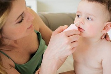 Bé 2 tuổi nhập viện vì rửa mũi nhầm nước cồn