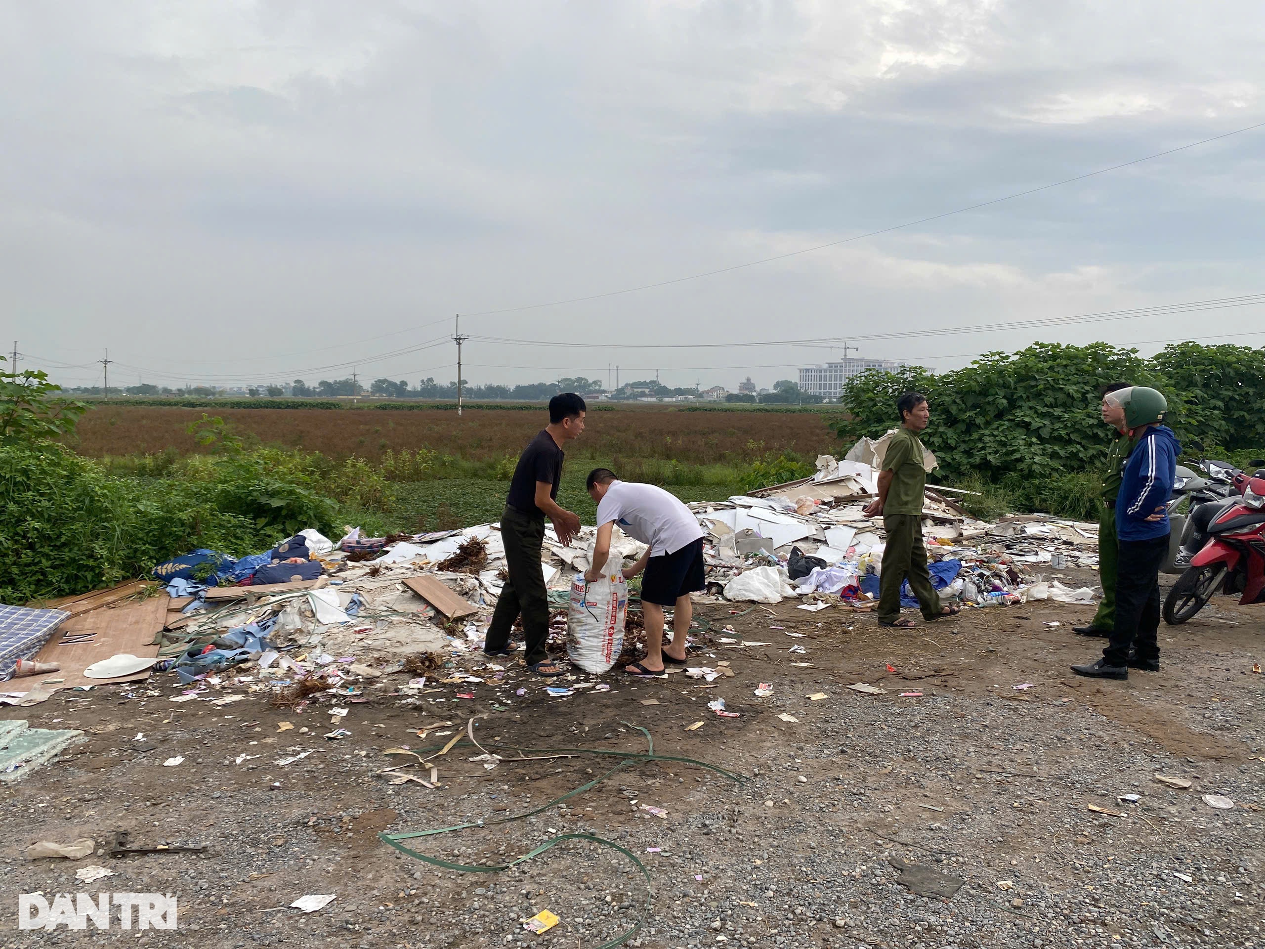 Hàng nghìn thỏi son bị bỏ ven đường ở Hà Nội, người dân đổ xô nhặt mang về - 6 Hàng nghìn thỏi son bị bỏ ven đường ở Hà Nội, người dân đổ xô nhặt mang về - 6
