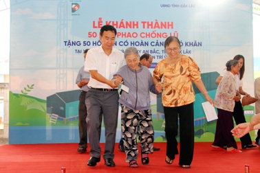 Những món quà tri ân, nối nhịp yêu thương giữa vùng lũ Đắk Lắk