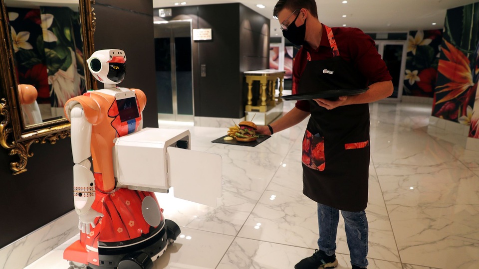 Khách sạn dùng robot phong cách hầu gái tích hợp AI phục vụ khách - 2 Khách sạn dùng robot phong cách hầu gái tích hợp AI phục vụ khách - 2