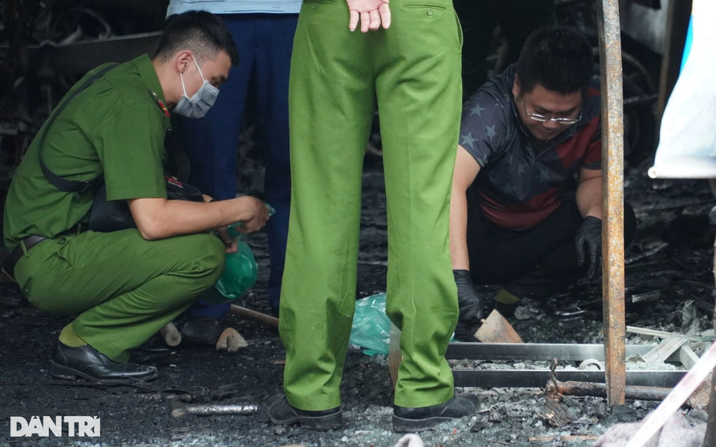 Hiện trường vụ cháy cửa hàng xe điện khiến 3 người chết ở Hà Nội - 9 Hiện trường vụ cháy cửa hàng xe điện khiến 3 người chết ở Hà Nội - 9