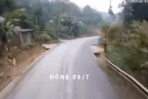 Vượt ẩu ở khúc cua, xe máy lao thẳng vào đầu ô tô