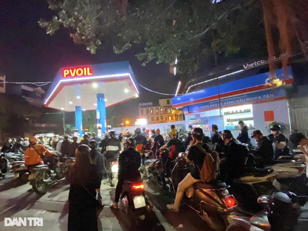 Chàng trai Hà Nội xách can đi xa 60km mua xăng về đổ cho xe máy - 4 Chàng trai Hà Nội xách can đi xa 60km mua xăng về đổ cho xe máy - 4