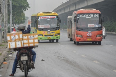 Hà Nội: Xe khách nhởn nhơ chạy như "rùa bò" quanh bến xe Giáp Bát, Mỹ Đình