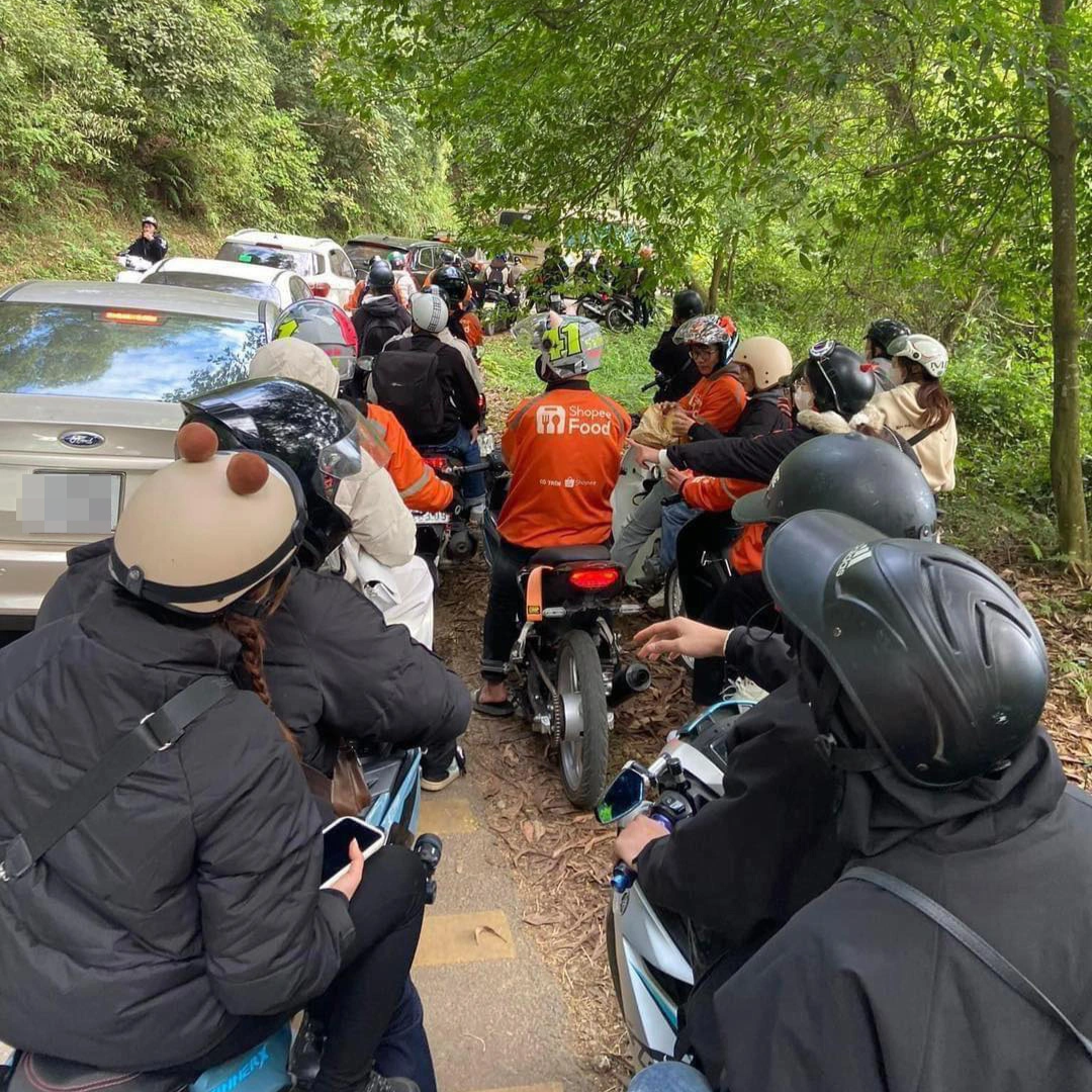 Dòng người ùn ùn đổ về săn hoa dã quỳ, đường lên Ba Vì tắc nghẽn - 2