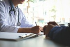 Không dám bắt tay ai vì mặc cảm căn bệnh khiến da bong tróc