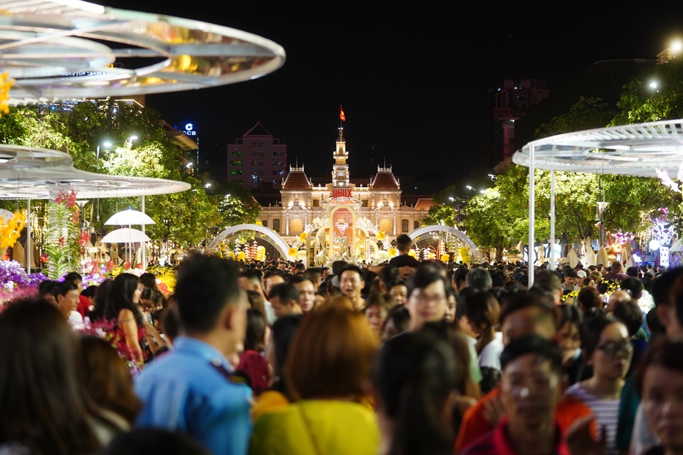 Háo hức chờ mở cửa đường hoa Nguyễn Huệ, khách nước ngoài chuẩn bị áo dài, nón lá trước cả tuần - 2 Háo hức chờ mở cửa đường hoa Nguyễn Huệ, khách nước ngoài chuẩn bị áo dài, nón lá trước cả tuần - 2
