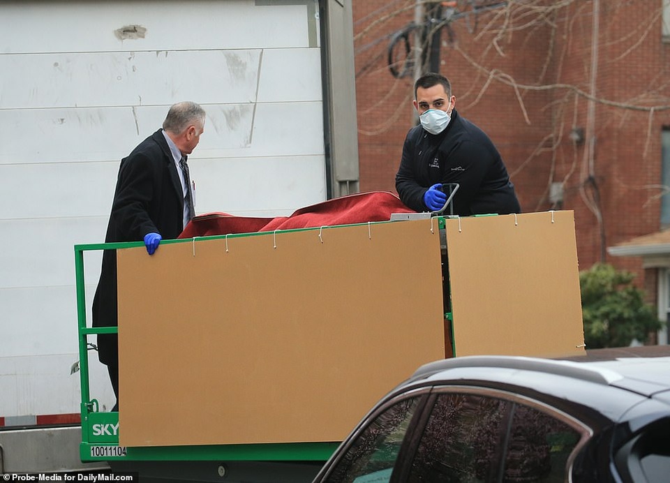 New York dùng bìa cứng che thi thể đưa lên xe đông lạnh - 3 New York dùng bìa cứng che thi thể đưa lên xe đông lạnh - 3