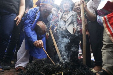 Sôi động trong khói lửa hội thổi cơm thi Thị Cấm