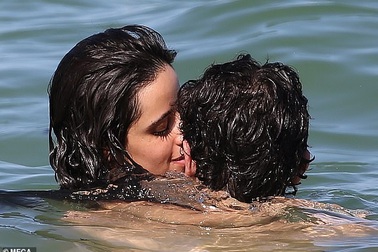 Camila Cabello tình tứ bên bồ mới