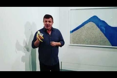 Quả chuối nghệ thuật giá 120.000 USD bị ăn ngay tại triển lãm