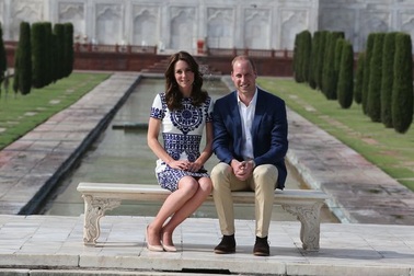 Vợ chồng Hoàng tử William thăm đền tình yêu Taj Mahal