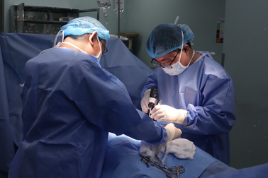 Cấp cứu người đàn ông bị tai nạn oái oăm khi vào chuồng đỡ đẻ cho heo