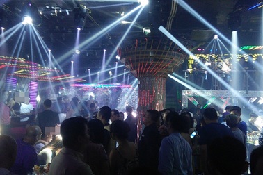 Gần 50 tiếp viên ăn mặc mát mẻ phục vụ khách Hàn Quốc để kiếm tiền boa