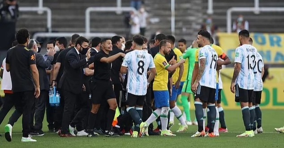 Messi tức giận khi chứng kiến các đồng đội bị cảnh sát Brazil bắt giữ - 1 Messi tức giận khi chứng kiến các đồng đội bị cảnh sát Brazil bắt giữ - 1
