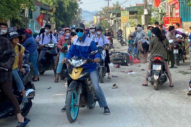 2 xe máy đâm nhau, 1 học sinh tử vong, 4 người bị thương