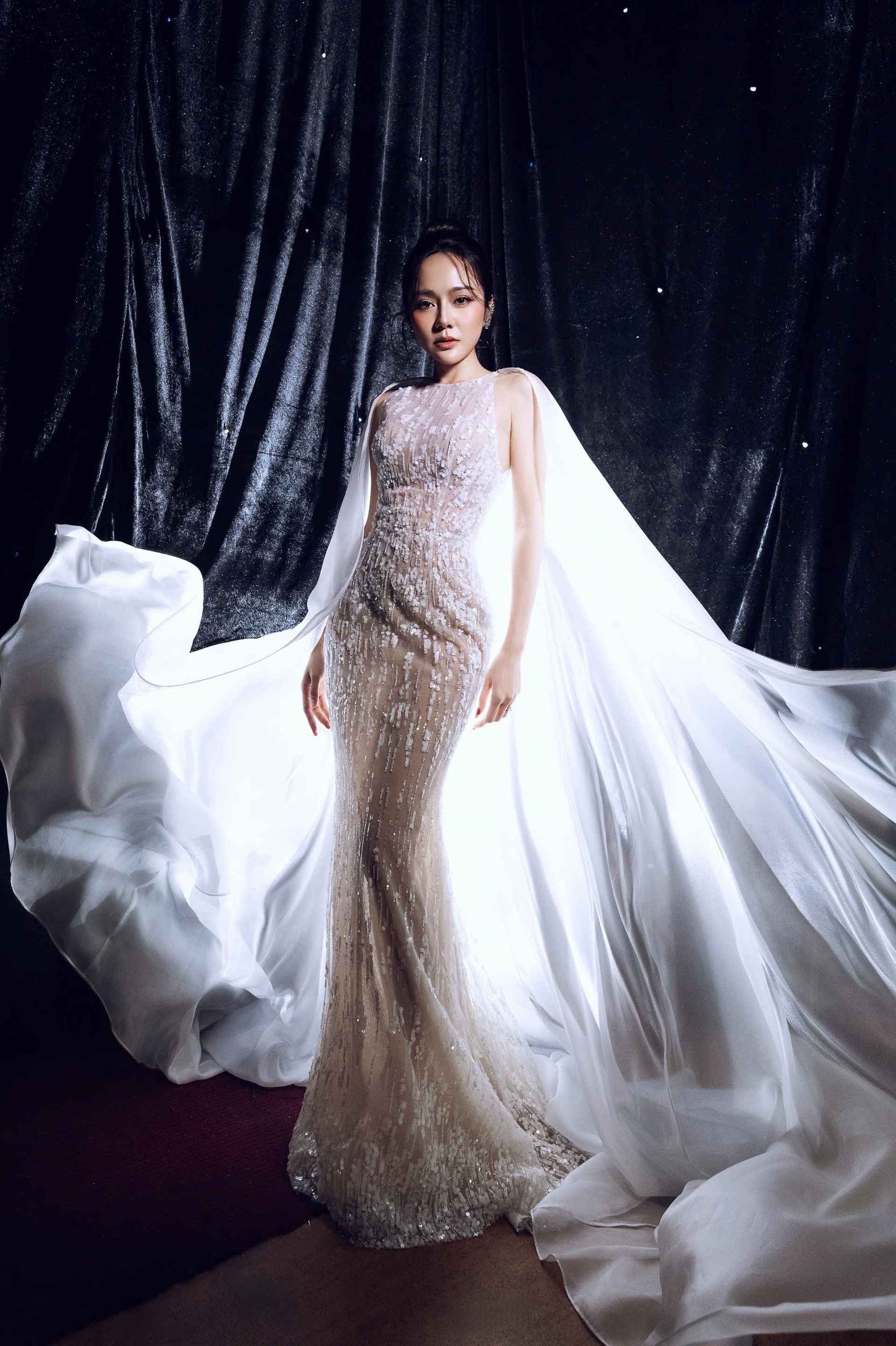 ពិធីករស្រីពីរភាសាដែលមានរូបរាងដូចតារាម៉ូដែលឈរលើវិថីសិល្បៈ - ៥ Nữ MC song ngữ có vóc dáng như người mẫu nổi bật trên sàn thời trang - 5