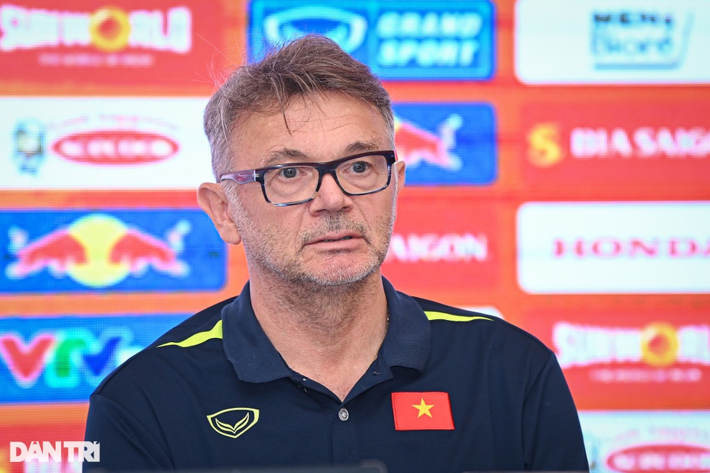 HLV Troussier: Tôi mong cầu thủ lĩnh hội được những chỉ đạo chiến thuật - 2 HLV Troussier: Tôi mong cầu thủ lĩnh hội được những chỉ đạo chiến thuật - 2