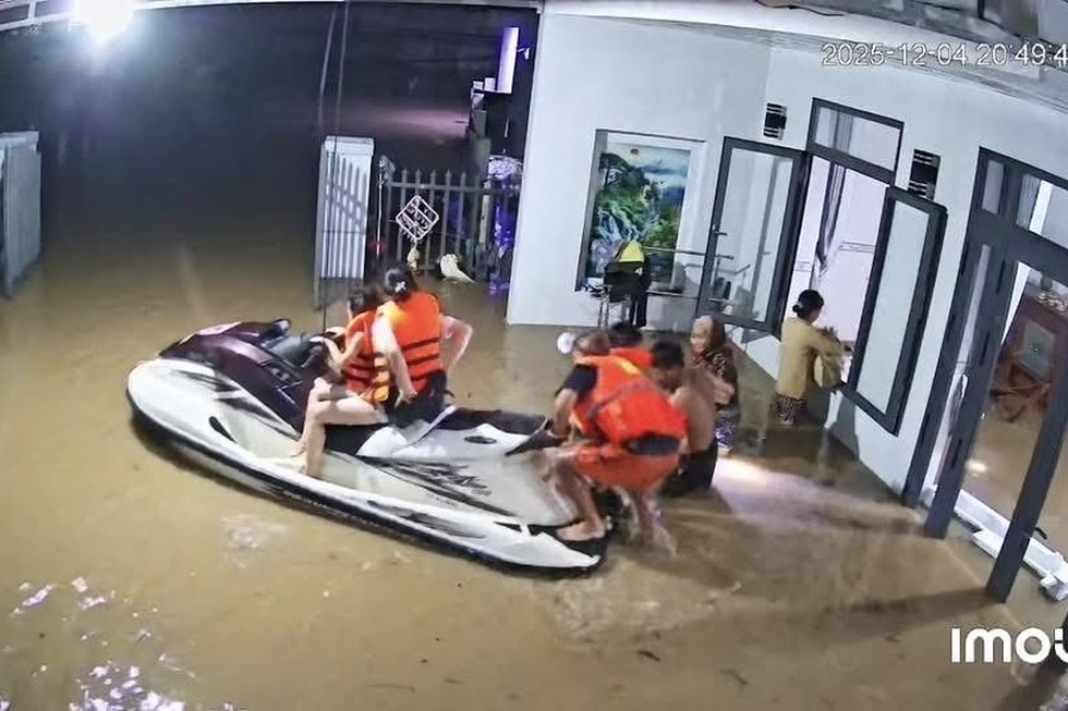 Băng qua lũ dữ cứu dân Lâm Đồng, đội 86 ba lần lật mô tô nước - 3 Băng qua lũ dữ cứu dân Lâm Đồng, đội 86 ba lần lật mô tô nước - 3