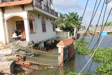 Sạt lở kinh hoàng nhấn chìm 2 căn nhà xuống sông Sài Gòn