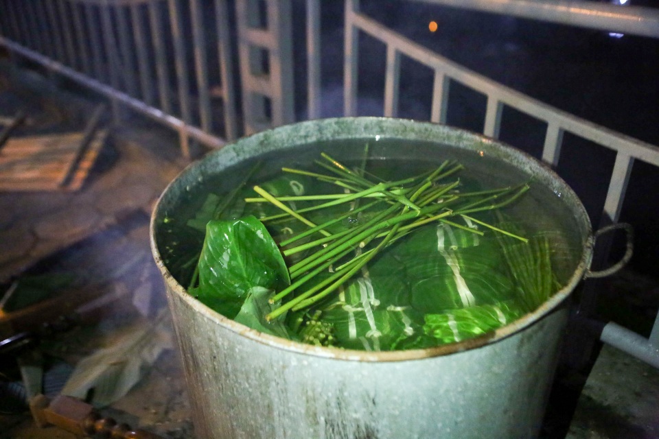 Người Hà Nội thức thâu đêm luộc bánh chưng trên vỉa hè - 1 Người Hà Nội thức thâu đêm luộc bánh chưng trên vỉa hè - 1