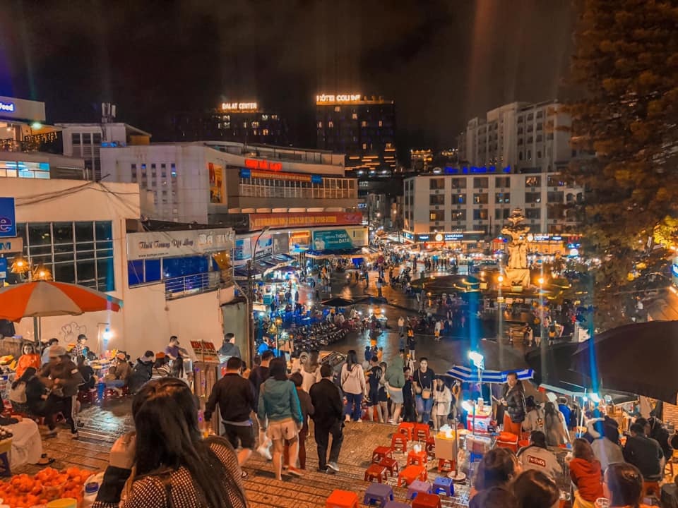 Cháy tour, tăng giá vì người dân đổ xô đi du lịch  - 1