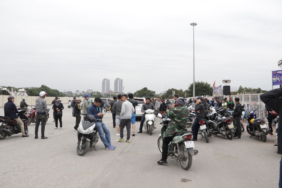 Người đàn ông bán vé lạ trận Việt Nam - Thái Lan bị đưa về đồn công an - 10 Người đàn ông bán vé lạ trận Việt Nam - Thái Lan bị đưa về đồn công an - 10