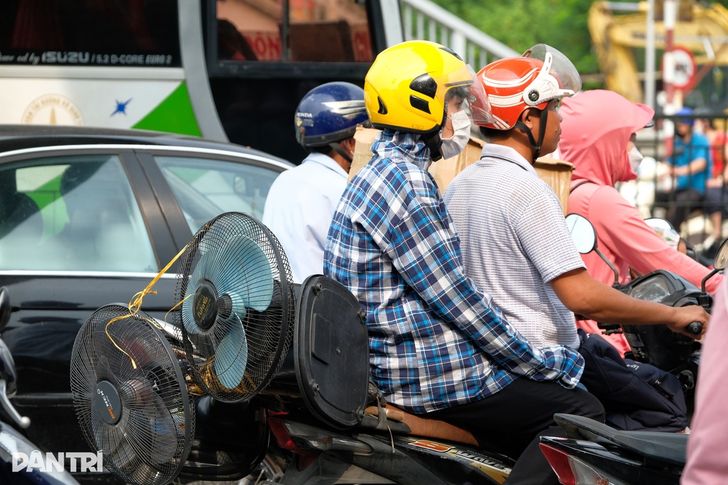 Trẻ em ngủ gục trên xe máy theo cha mẹ trở lại Hà Nội sau kỳ nghỉ lễ - 5 Trẻ em ngủ gục trên xe máy theo cha mẹ trở lại Hà Nội sau kỳ nghỉ lễ - 5