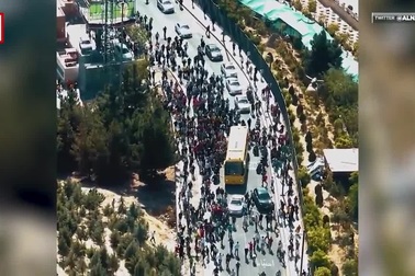 CĐV chạy theo xe, vượt núi phát cuồng vì C.Ronaldo