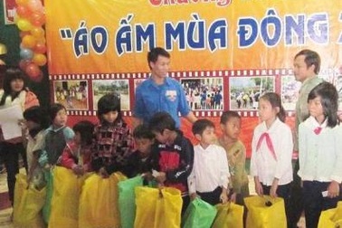 SV Huế quyên góp, tặng áo ấm mùa đông cho trẻ em miền núi