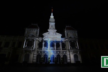 Lung linh tòa nhà UBND TPHCM trong màn trình diễn laser