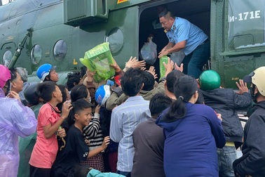 Trực thăng cất cánh liên tục, đưa hàng cứu trợ đến tay người dân miền Trung