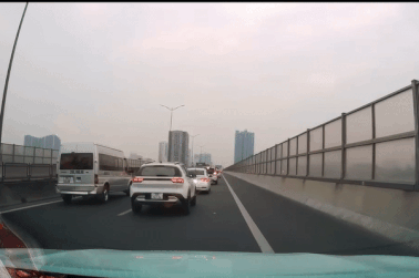 Xe máy đi vào đường Vành đai 3 trên cao, quệt bay gương ô tô