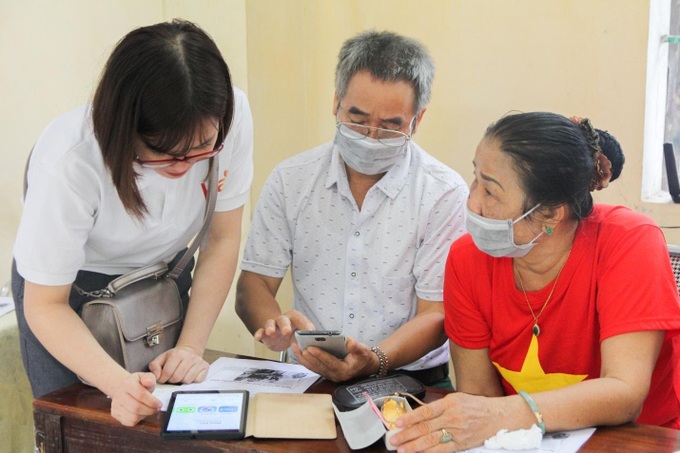Giúp người cao tuổi sử dụng thành thạo điện thoại thông minh - Ảnh 1. Giúp người cao tuổi sử dụng thành thạo điện thoại thông minh - Ảnh 1.