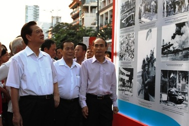 Thủ tướng Nguyễn Tấn Dũng thăm đường hoa, đường sách tại TPHCM