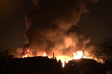 Hà Nội: Xưởng nhựa cháy ngùn ngụt trong đêm