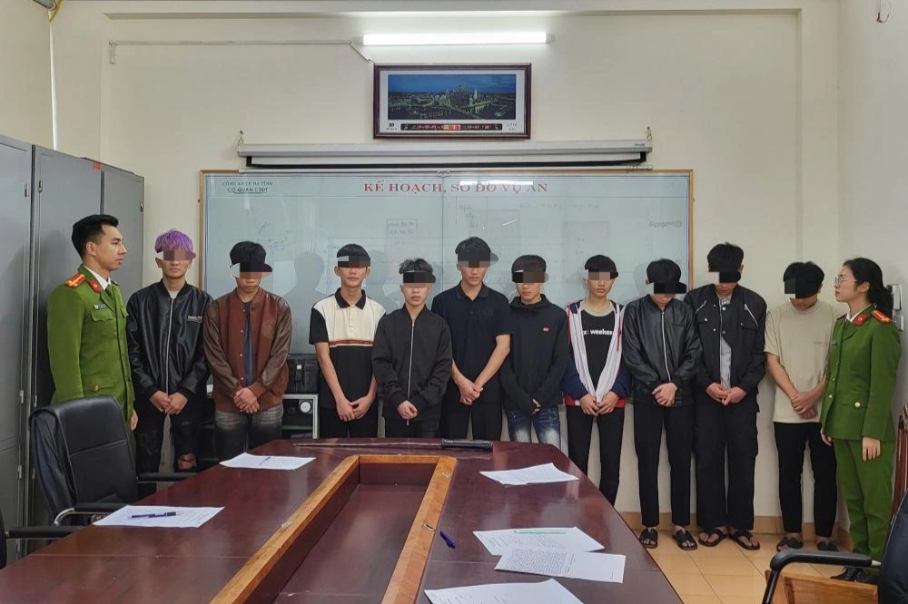 กลุ่มสปีดเดอร์ถือดาบทำเอง เดินทาง 40 กม. เพื่อค้นหาคู่ต่อสู้บน TikTok - 1 Nhóm quái xế mang kiếm tự chế, vượt 40km tìm đối thủ trên TikTok - 1