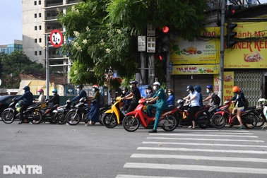 Giao thông Hà Nội đông đúc ngày đầu tuần