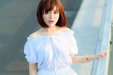 Nữ cổ động viên MU đẹp tinh khôi trên cầu Nhật Tân