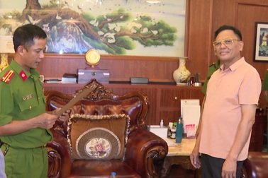 Clip cảnh sát khám xét dinh thự, trụ sở công ty của "ông bầu" Cao Tiến Đoan