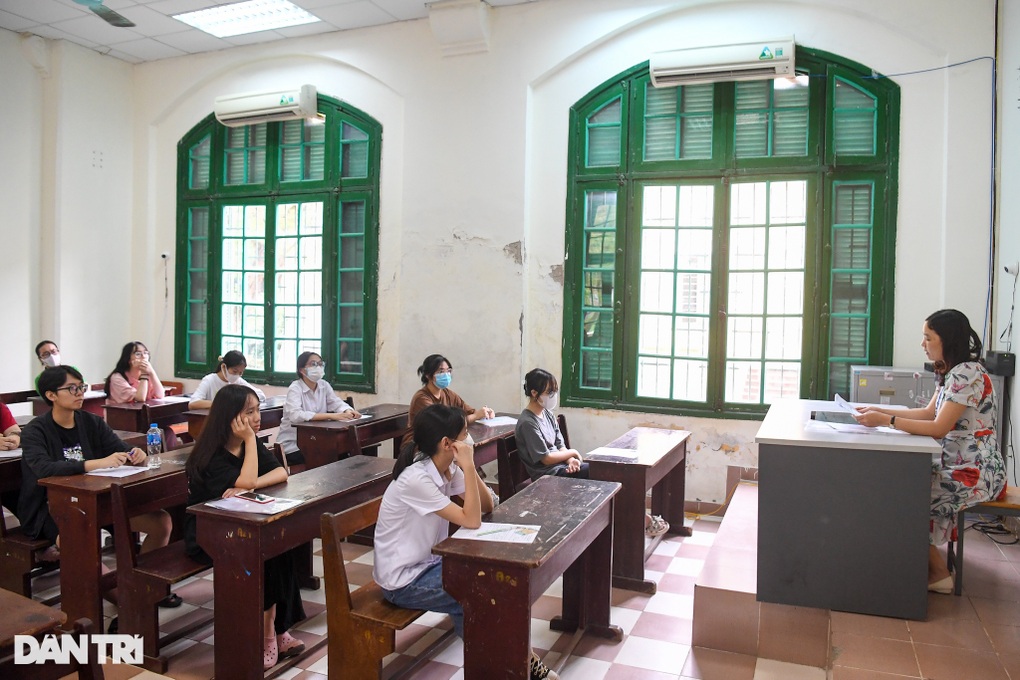 Hà Nội: 105.000 sĩ tử làm thủ tục dự thi lớp 10 trong thời tiết mát mẻ - 6 Hà Nội: 105.000 sĩ tử làm thủ tục dự thi lớp 10 trong thời tiết mát mẻ - 6