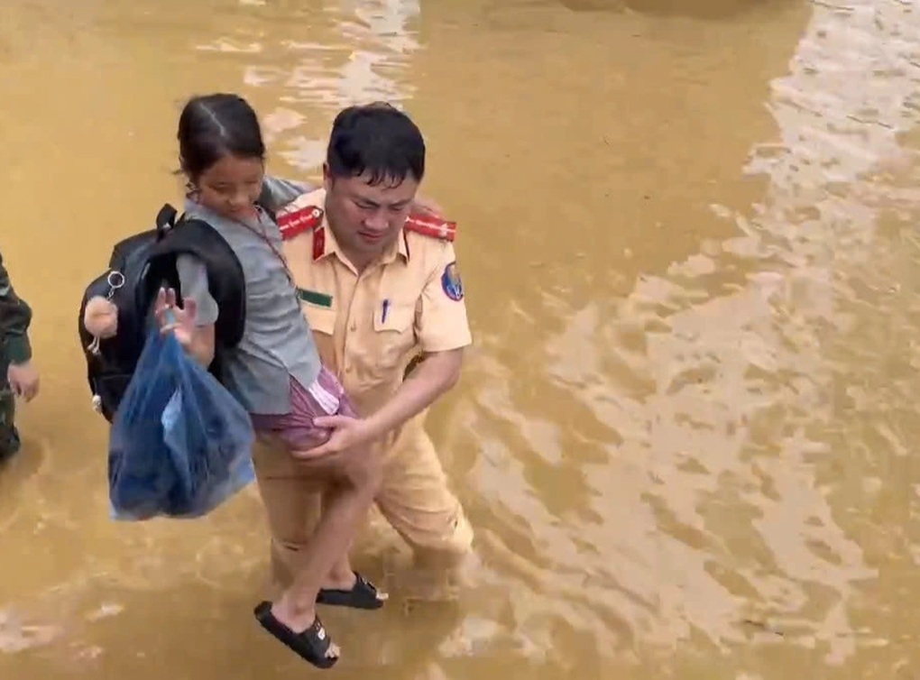 Lũ sông Cầu vượt đỉnh lịch sử, CSGT Hà Nội hỗ trợ di tản dân vùng hạ lưu - 1