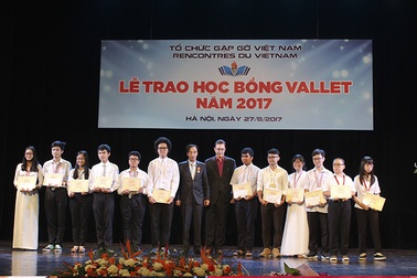 Trao 550 suất học bổng Vallet đến học sinh, sinh viên phía Bắc
