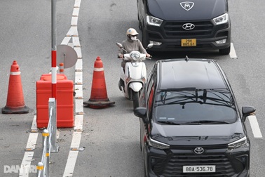Hàng loạt xe máy đi sai làn trên tuyến đường mới lắp dải phân cách ở Hà Nội