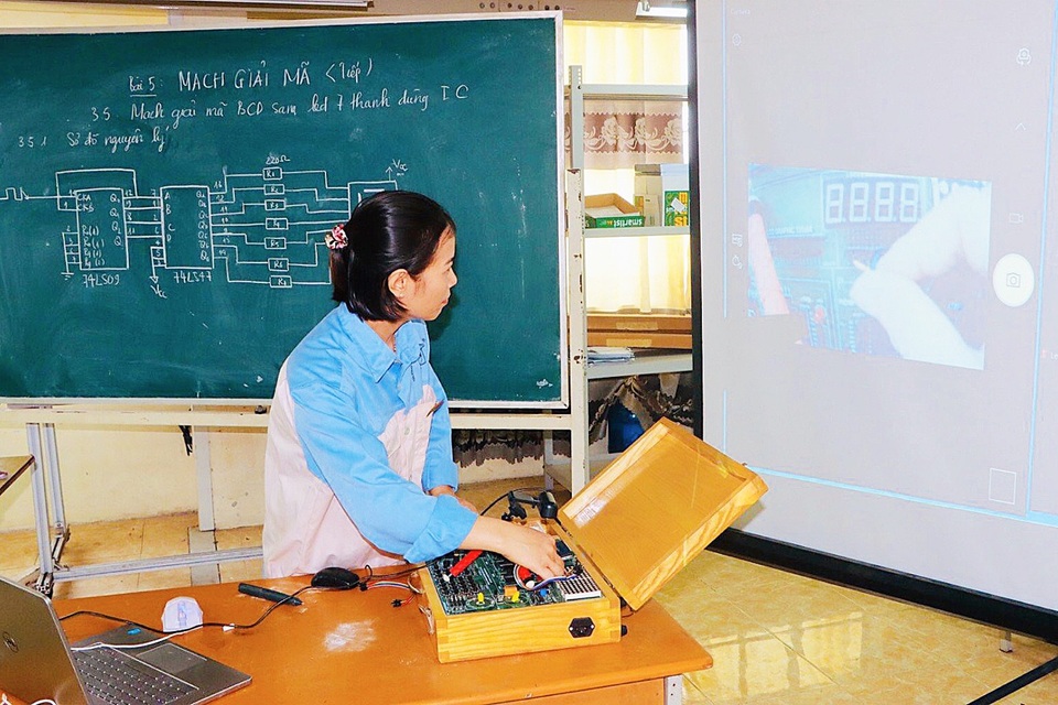 Giờ học online của trường nghề: Camera đặt nhiều góc - 6 Giờ học online của trường nghề: Camera đặt nhiều góc - 6