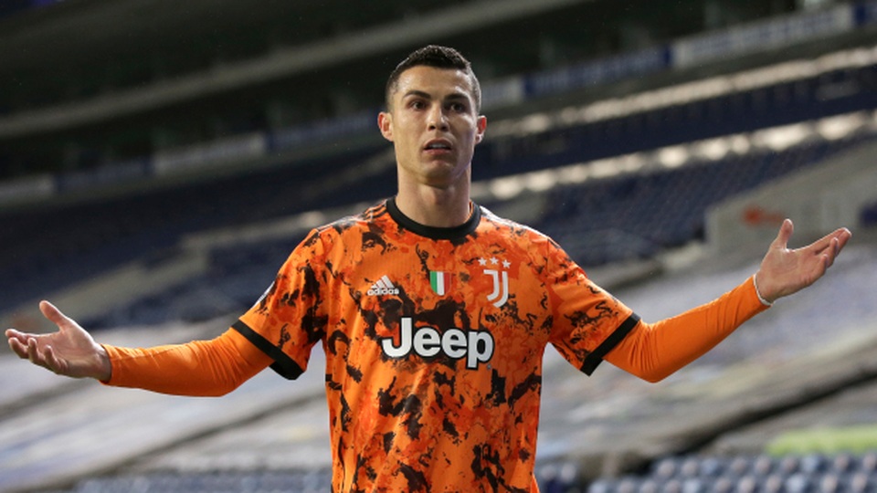 Đi bóng đâm thẳng vào đồng đội, C.Ronaldo bị chế giễu - 2 Đi bóng đâm thẳng vào đồng đội, C.Ronaldo bị chế giễu - 2
