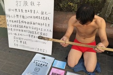 Cầu xin người khác... đánh mình để kiếm tiền chữa bệnh cho con