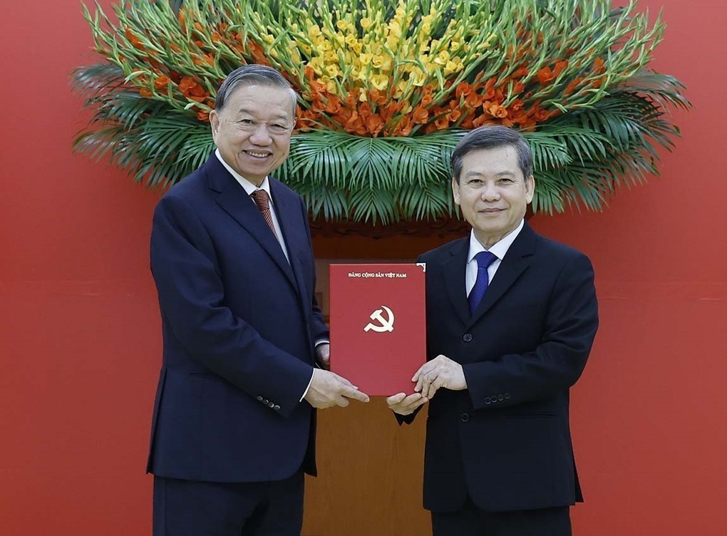 मुख्य न्यायाधीश ले मिन्ह ट्राई को केंद्रीय आंतरिक मामलों के आयोग का उप प्रमुख नियुक्त करना - 1 Điều động Chánh án Lê Minh Trí làm Phó trưởng Ban Nội chính Trung ương - 1